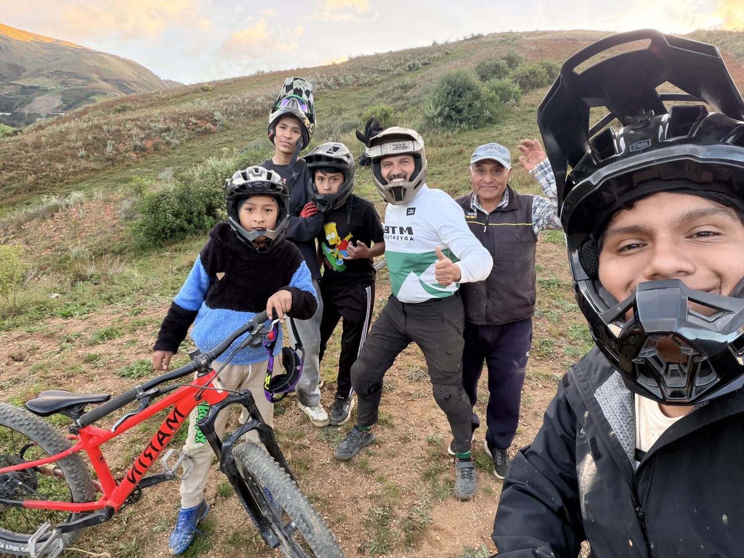 Comunidad de MTB Adventure Academy reunida después de una rodada