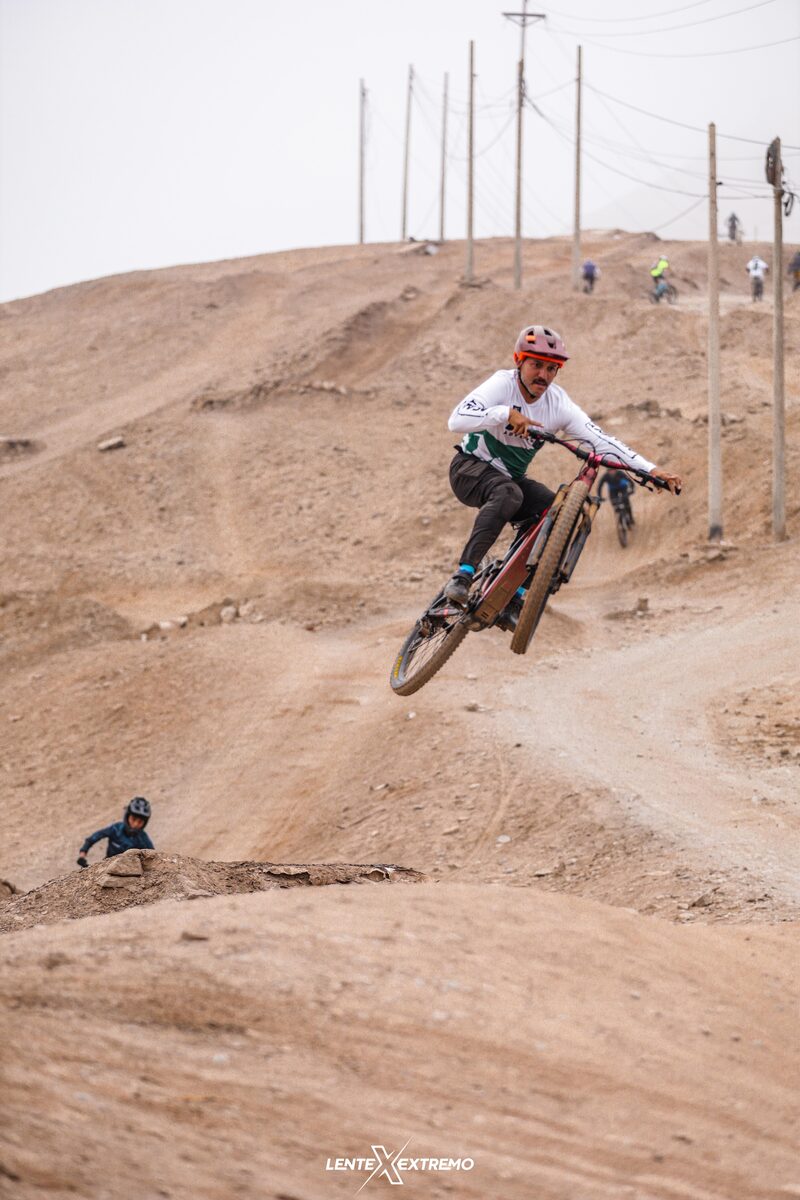 Rider de enduro tomando una curva en terreno real