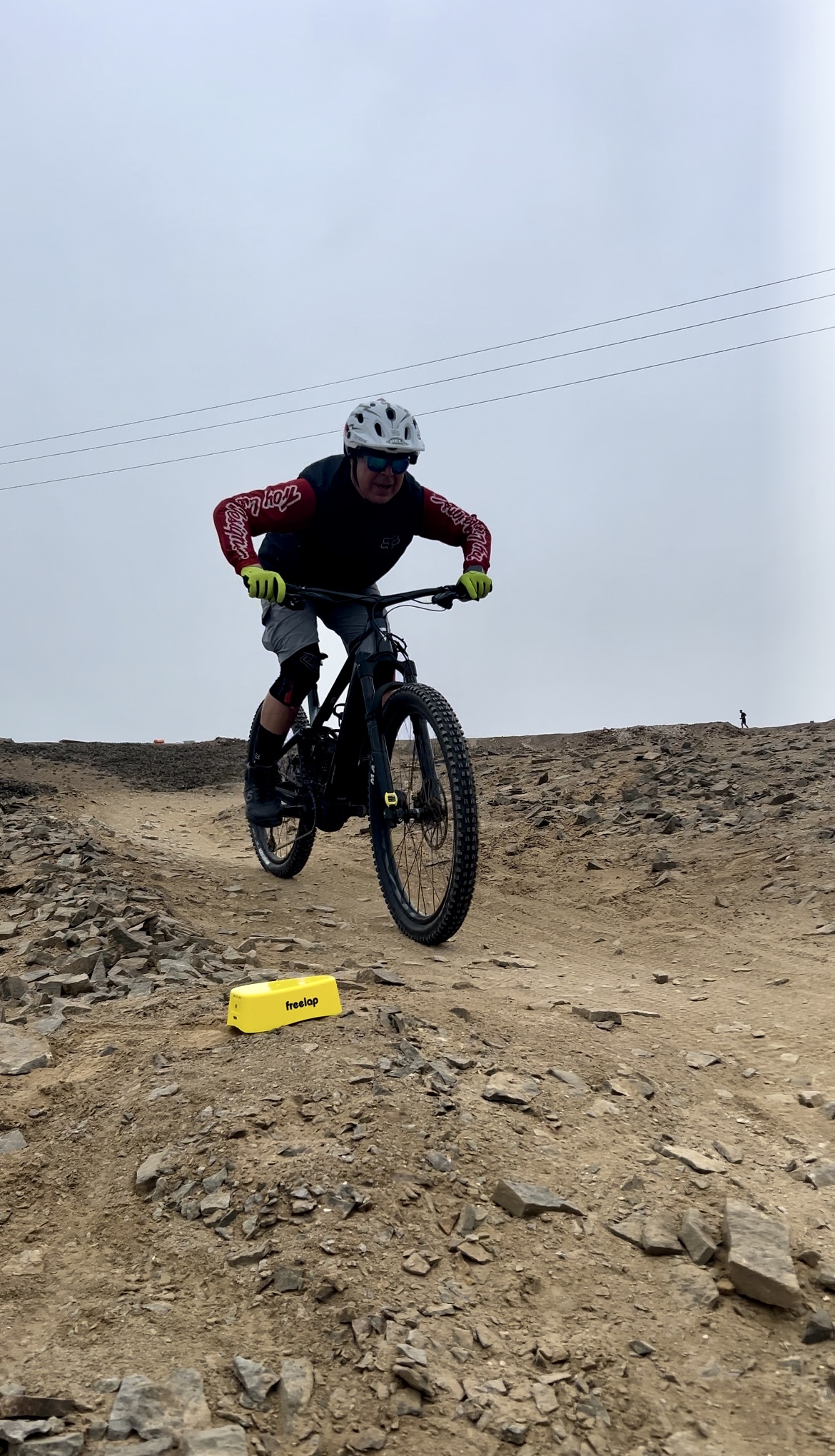 Rider pasando junto al sistema de cronometraje Freelap durante una práctica