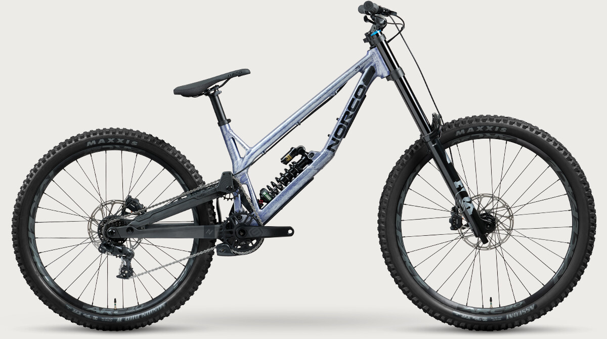 Norco Team DH MY27 en acabado plateado y azul